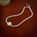 Squisita collana a maglia d'argento con ciondolo a forma di camelia e dettagli in zircone - Argento