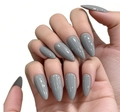 Faux ongles stiletto gris brillants posés sur mains sur fond blanc minimaliste épuré - Gris Brillant Stiletto (AW292)