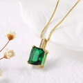 Detalle de collar con gema verde talla esmeralda y acabado en oro con circonitas - Verde