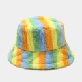 Detailansicht der bunten Regenbogenstreifen und Plüschtextur auf dem Anglerhut - 1# Regenbogen
