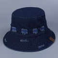Dettaglio cappello pescatore in denim blu scuro con fori distressed e toppa in pelle - M (56-58cm) / Blu scuro