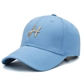 Casquette baseball bleu clair en coton avec logo lettre H brodé en marron - Bleu