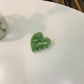 Macro shot of green acetate heart-shaped hair claw with marbled texture detail - Approx. 4cm / Leaf Green