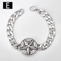 Detail van roestvrijstalen Cubaanse schakelarmband met gegraveerde sterbedel en karabijnsluiting - Stijl E - Cirkel Ster (18cm)