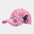 Dettaglio del cappellino rosa con ricamo di farfalla colorata e decorazioni di paillettes - Regolabile / Rosa