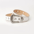 Cintura western bianca con strass scintillanti e borchie su sfondo bianco puro - Bianco