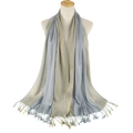 Elegante sciarpa grigia con fili metallici dorati e dettagli con frange su sfondo bianco - Grigio