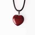 Gros plan sur pendentif cœur en pierre œil de tigre avec collier en cordon de cuir noir - Collier (Avec corde noire) / Jaspe Rouge