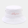 Dettaglio di un cappello da pescatore in cotone bianco con ricamo rosa Mama - Taglia unica / Bianco