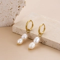 Elegantes pendientes de doble aro dorado con perlas blancas sobre base de piedra - Decoración de perlas artificiales / Estilo Perla Irregular (ER-34)