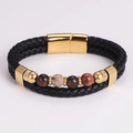 Detalle de pulsera de cuero trenzado negro con cierre dorado y cuentas de piedra - Estilo de Cuentas de Piedra Marrón