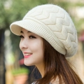 Berretto in maglia beige invernale da donna con visiera corta e fodera termica calda - Beige