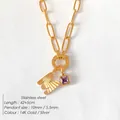 Collana a maglie in acciaio inox dorato con pendente lettera M e pietra viola chic - Lettera M (XNL0079)