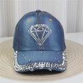 Gros plan de strass argentés étincelants sur casquette en denim bleu pour femmes - No.22-Diamant Strass-Bleu