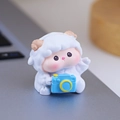 Simpatica statuetta di agnello in costume da pecora bianca con fotocamera blu - Pecora Fotocamera