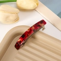 Bloemige haarclip van acetaat met schildpadpatroon op een esthetisch dienblad - Rood-Zwart Schildpad