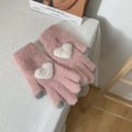 Guanti in peluche rosa con cuore di pelliccia bianca e punte touch screen - Rosa