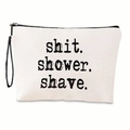Detail der minimalistischen Canvas-Kulturtasche mit schwarzem Text und Handschlaufe - Shit Shower Shave Druck / Mit Handschlaufe