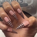 Unghie finte stiletto lunghe con griglia nera e punti bianchi su base rosa nude - Stile a Griglia a Scacchiera (CJCY-46) / Tipo con Colla a Gelatina