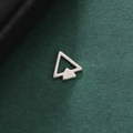 Macro d'un pendentif flèche en acier inoxydable poli argenté sur fond vert foncé - Style flèche triangulaire (Style 6-Couleur Acier)