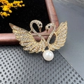 Goldene Doppelschwan-Brosche mit funkelnden Kristallen und weißer Perle in edler Fassung - 5.2*3.8CM / BZ001 Goldener Doppel-Schwan
