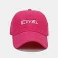 Dettaglio del ricamo bianco NEW YORK su un cappellino in cotone magenta con cuciture - Regolabile / Rosa Rosso