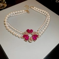 Dettaglio della collana di perle a doppio filo con pendente floreale in cristallo - Collana Magenta