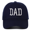 Dettaglio del ricamo bianco DAD su un cappellino da baseball in cotone blu navy - Regolabile / Ricamo DAD / Blu navy