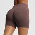 Détail du short de sport café sans couture à taille haute avec effet push-up fessier - Café