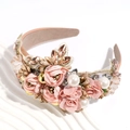 Détail d'un serre-tête baroque avec roses en tissu rose, perles et feuilles dorées - Rose