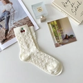 Cremeweiße Baumwollsocken mit Zopfmuster und kleinem Kirsch-Stickmotiv für Damen - Einheitsgröße / Milchweiß