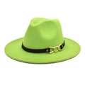 Dettaglio del cappello fedora verde neon con cinturino in pelle nera e anelli dorati - Verde Frutta