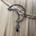 Silberne Mond-Haarklammer mit keltischem Knoten und lila Stein im geflochtenen Haar - Mond-keltischer Knoten-lila Edelstein-Anhänger