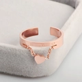 Anello aperto in oro rosa con numeri romani e ciondolo a cuore in acciaio inox - US 8 / Oro rosa
