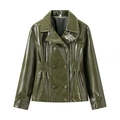 Détail de veste en cuir verni vert foncé montrant les boutons croisés et la texture brillante - S / Haut Vert
