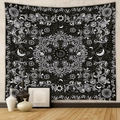 Arazzo mandala bohémien con luna e stelle appeso sulla parete di una stanza minimalista - 73X95CM / Tessuto Spazzolato / Nero e Bianco