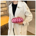 Detalle del bolso de mano acrílico en forma de nube rojo rosa con cadena dorada - Rosa Rojo