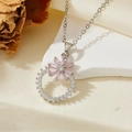Vue détaillée du pendentif fleur argenté orné de cristaux roses et blancs sur tissu - Collier Fleur Cercle Zircon Rose Argenté T018