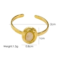 Vue détaillée d'une bague dorée avec dimensions et pierre naturelle rose ovale - Jade Blanc