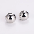 Dettaglio di orecchini a sfera in acciaio inossidabile argento lucido su sfondo bianco - Color Acciaio