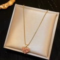 Detailaufnahme der Goldkette mit rosa Herz-Kristallanhänger in einer Box aus Satin - 18K Vergoldet Zirkon Herz Halskette