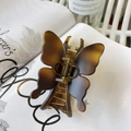 Detalle de una pinza para el pelo de mariposa grande en resina degradada de color marrón - Hebilla De Mariposa De Caparazón De Tortuga Claro Mate (aprox. 11 Cm)