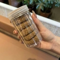 Braune strukturierte Haargummis im klaren zylindrischen Behälter für das Haarstyling - 1 Dose Rein Kaffee (6 Stück/Packung)