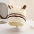 Detailaufnahme der beigen Baby-Strickmütze mit Bärenohren und gestreiftem Muster-Design - 1-4 Jahre / Gebrochenes Weiß