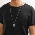 Détail d'un collier en acier inoxydable argenté avec pendentif bouclier dragon et crâne - Dragon de Crâne de Bouclier