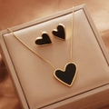18K goud vergulde sieradenset met zwarte hartvormige hanger ketting en bijpassende oorknopjes - Zwarte Ketting en Oorbellen Set