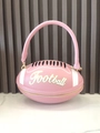 Primer plano del bolso rosa con forma de fútbol americano en cuero PU y bordado dorado - Textura de Cuero PU / Rosa