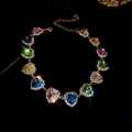 Detailansicht der farbenfrohen Herz-Strass-Halskette mit goldener, verstellbarer Kette - Bunt