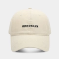 Primer plano detallado del bordado Brooklyn en gorra de algodón color crema - Ajustable / Beige