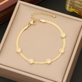 Bracciale a catena serpente dorata con cinque zirconi bianchi tondi in scatola beige - Bracciale